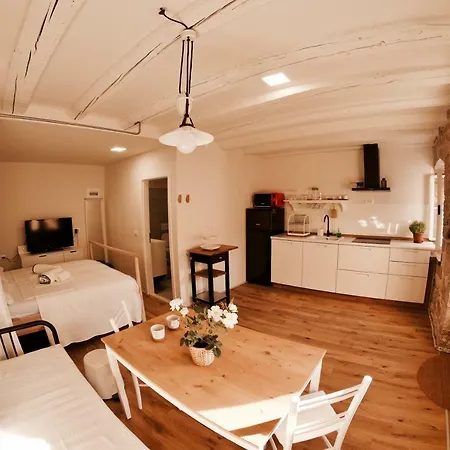 Tego's Stone House Apartment *